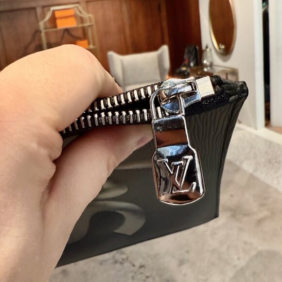 Louis Vuitton X Supreme FW17 Black Epi Logo Pochette Jour GM Pouch - Picture 12 of 16